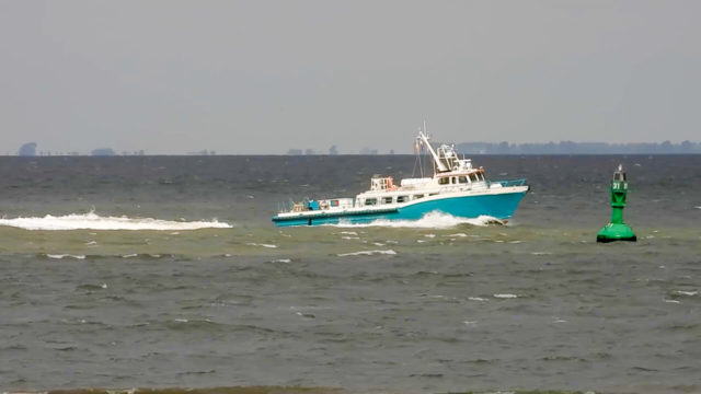Kleines Schiff auf der Elbe - Cuxhaven Nordsee Urlaub 
