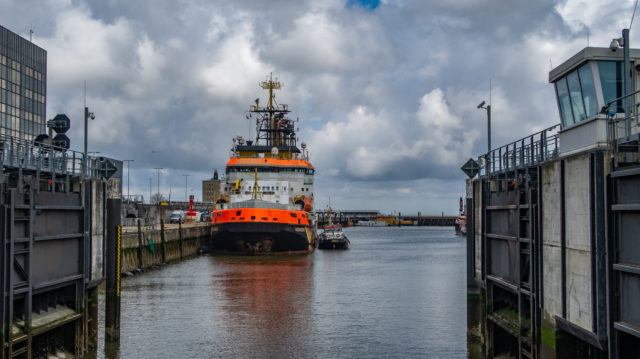 Küstenwache Cuxhaven - Schiff der Küstenwache verlässt den Hafen