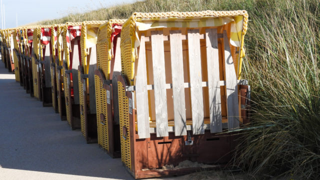 Strandkörbe werden gesammelt zum Abtransport