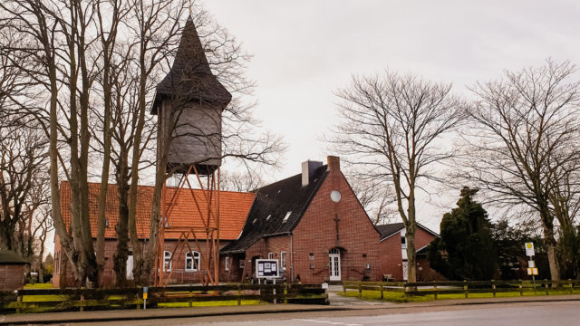 Gemeindehaus mit Kirchsaal (rechts), Außenansicht, 2022