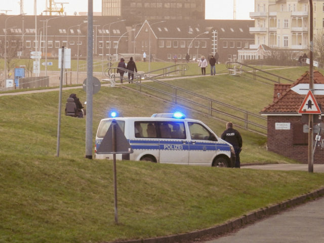Polizeiabsperrung in Cuxhaven-Döse