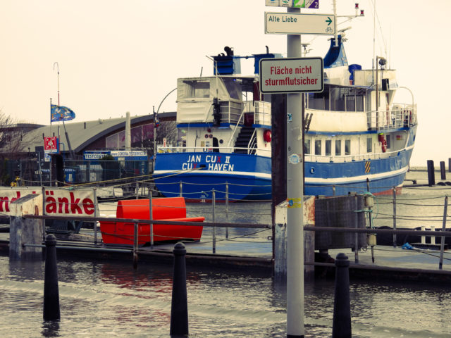 Das Fahrgastschiff Jan Cux II liegt während der Sturmflut im Hafen von Cuxhaven