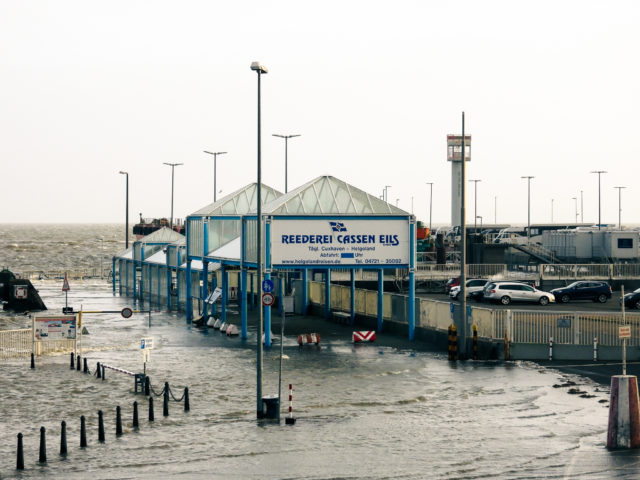 Reederei Cassen Eils - Helgolandparkplatz überflutet