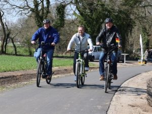 Sicherheit für Radfahrer erhöht: Neuer Radweg zwischen Holte-Spangen und Altenwalde freigegeben